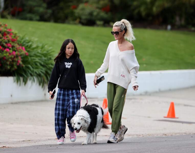 Laeticia Hallyday et ses filles étaient accompagnée de leur chien Cheyenne, ce mercredi 1er avril