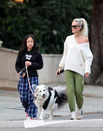 Laeticia Hallyday a été aperçue lors d'une promenade à Los Angeles avec ses filles, ce mercredi 1er avril