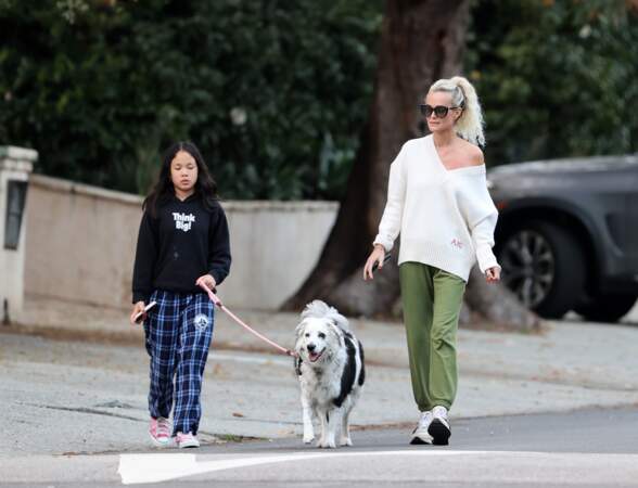 Laeticia Hallyday et sa fille Joy, accompagnées de leur chien Cheyenne dans le quartier de Brentwood