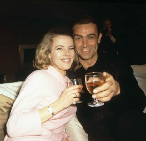 Honor Blackman et Sean Connery partagent un verre, en mars 1964
