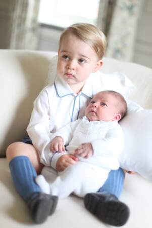 Les premières photos de la princesse Charlotte (alors âgée de deux semaines) avec son frère George de Cambridge, à Anmer Hall