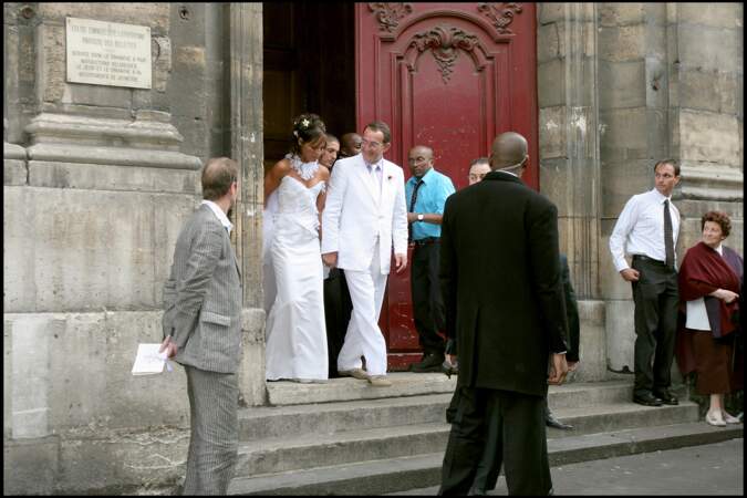Jean-Pierre Pernaut et Nathalie Marquay sortent de l'église des Billettes à Paris, le jour de leur mariage