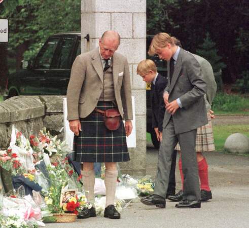 Le prince Philip avec William et Harry à Balmoral en 1997