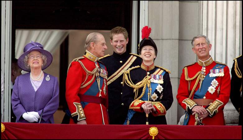 Le prince Philip et Harry, tout sourire à Buckingham en 2006