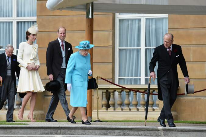 Le prince Philip, suivi par la reine, le prince William et Kate Middleton, à Londres, en 2016