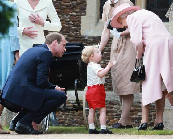 La reine Elisabeth II, sous le charme de son adorable arrière petit-fils le prince George, en 2015