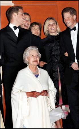 La reine Elisabeth II, entourée de ses petits-enfants, lors de la fête pour ses 80 ans à Londres, en 2006