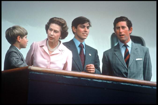 La reine Elisabeth II avec ses fils Edward, Andrew et Charles, en 1976