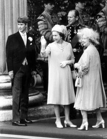 La reine Elisabeth II arrive au mariage de son fils le prince Charles et de Lady Diana, en 1981