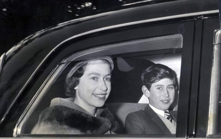 Elisabeth II et le prince Charles, à la fin des années 1950