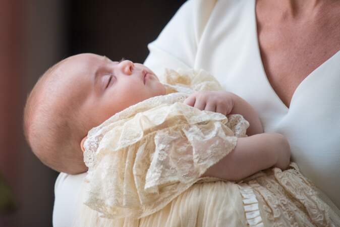 Le prince Louis, paisible dans les bras de sa maman, lors de son baptême à la chapelle St James à Londres.