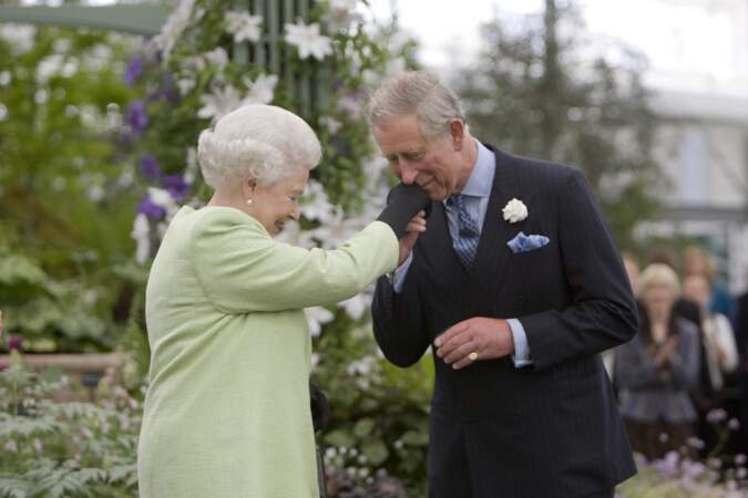 Un geste plein d'affection de Charles à l'égard de sa mère la reine Elisabeth II, au Chelsea Flower Show de Londres, en 2009
