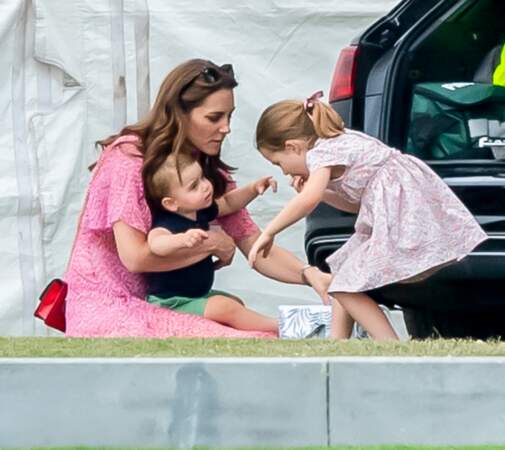 Le prince Louis, avec sa maman et sa grande soeur Charlotte, lors d'un match de polo de bienfaisance King Power Royal Charity Polo Day à Wokinghan, en juillet 2019.
