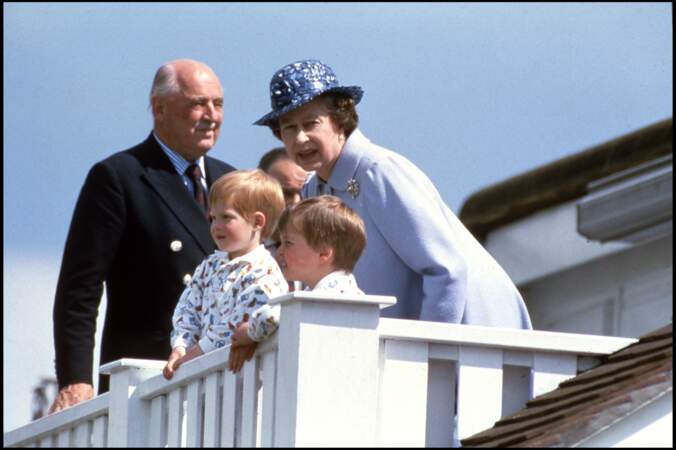 La reine Elisabeth II avec ses petits-fils Harry et William en 1987