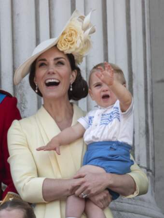 Le petit prince Louis dans les bras de sa maman, en train d'admirer les avions lors de la Trooping the Colour 2019.