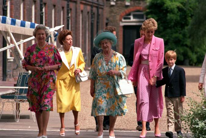 La reine Elisabeth II en famille à Clarence House, en 1992