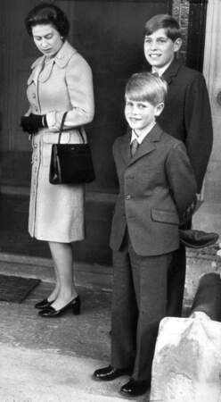 La reine Elisabeth II avec ses fils Edward et Andrew en 1972
