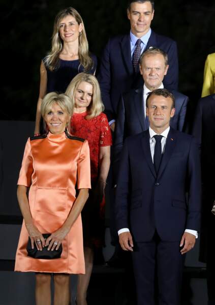 La première dame Brigitte Macron lors la photo de famille des chefs de délégation et de leurs conjoints lors du sommet du G20 à Osaka, le 28 juin 2019
