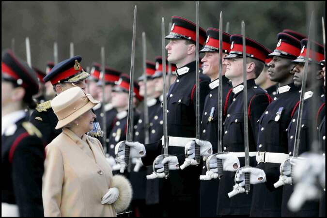 Le sourire complice de la reine Elisabeth au prince Harry à Sandhurst, en 2006