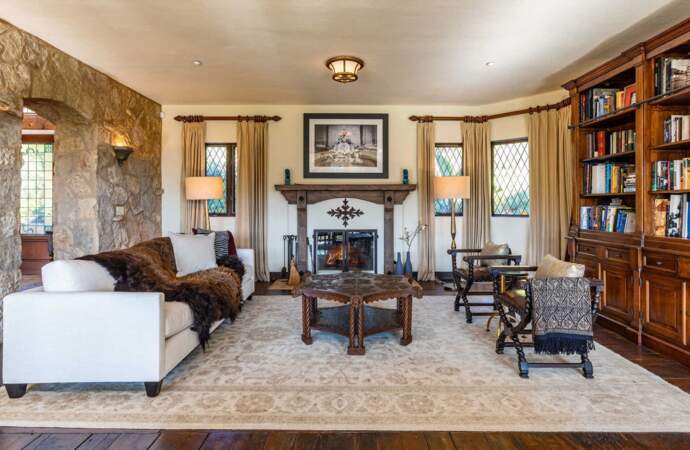Le salon est décoré avec goût avec des meubles élégants et une belle architecture. 