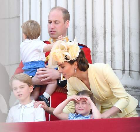 8 juin 2019, la famille Cambridge, au balcon du palais de Buckingham lors de la parade Trooping the Colour, célébrant le 93ème anniversaire de la reine Elisabeth II. Le prince Louis, âgé alors d'un an et demi, apparait dans les bras de son papa.