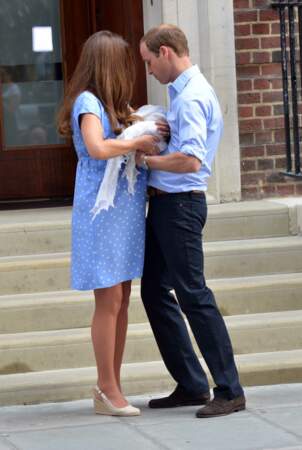 Kate Middleton avait mis une robe bleue, rappelant celle de Lady Diana. Un moment émouvant que le monde entier attendait avec impatience.