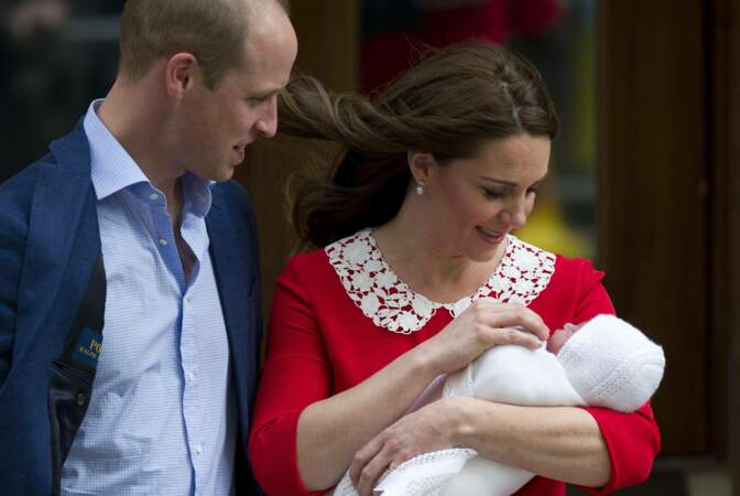 Le 23 avril 2018, le couple Cambridge présentait leur dernier enfant devant l'hôpital St Marys, le prince Louis.