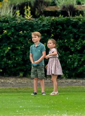 Les enfants Cambridge, George et Charlotte, s'amusent sous l'oeil de maman, en attendant de voir leur papa, qui joue au polo ...