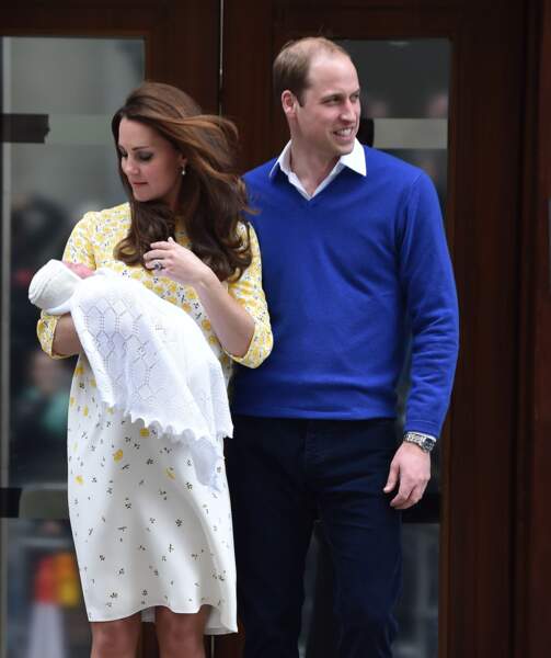 Kate Middleton avait cette fois-ci opté pour une robe d'un jaune très doux pour présenter leur fille, devant 'hôpital St-Mary de Londres.