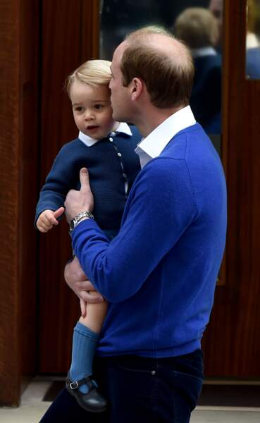 Le prince William et son fils le prince George, se rendant à l'hôpital St-Mary pour présenter la princesse Charlotte à son grand frère. Adorable ...