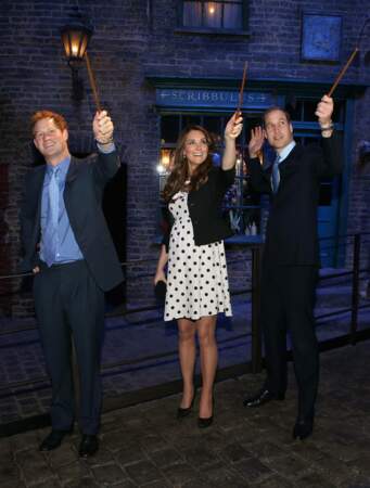 Un an plus tard, en avril 2013, le couple visite, en compagnie du prince Harry, les studios Warner Bross, à Leavesden, près de Londres. La duchesse affiche alors déjà un joli baby bump.