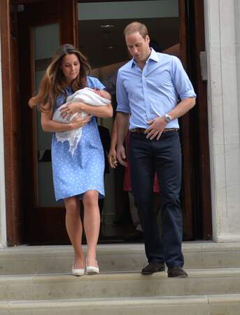 Quelques mois plus tard, le 23 juillet 2013 devant la Lindo Wing, Kate et William présentent leur fils, le prince George, aux yeux du monde entier.