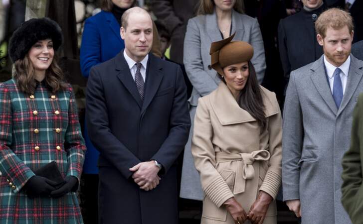 Kate et William, aux côtés du prince Harry et de sa fiancée Meghan Markle, lors de leur arrivée à la messe de Noël, à l'église Sainte-Marie-Madeleine à Sandringham, le 25 décembre 2017. Kate a un nouveau joli baby bump...
