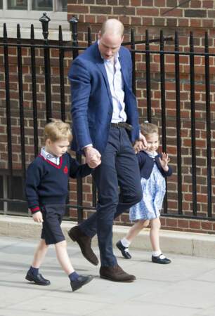 Le duc de Cambridge arrive avec ses enfants, le prince George et la princesse Charlotte, à l'hôpital St Marys après que sa femme Kate Middleton ait donné naissance à leur troisième enfant, le prince Louis.