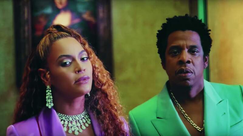Beyoncé et Jay z lors du clip vidéo Apesh*t en 2018, le couple portait le sets de haute joaillerie "Persian Drops" devant la Joconde 