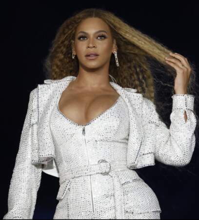 Beyonce pendant sa tournée "ON THE RUN 2" à Milan en 2018, elle porte la collection "Move Addiction"