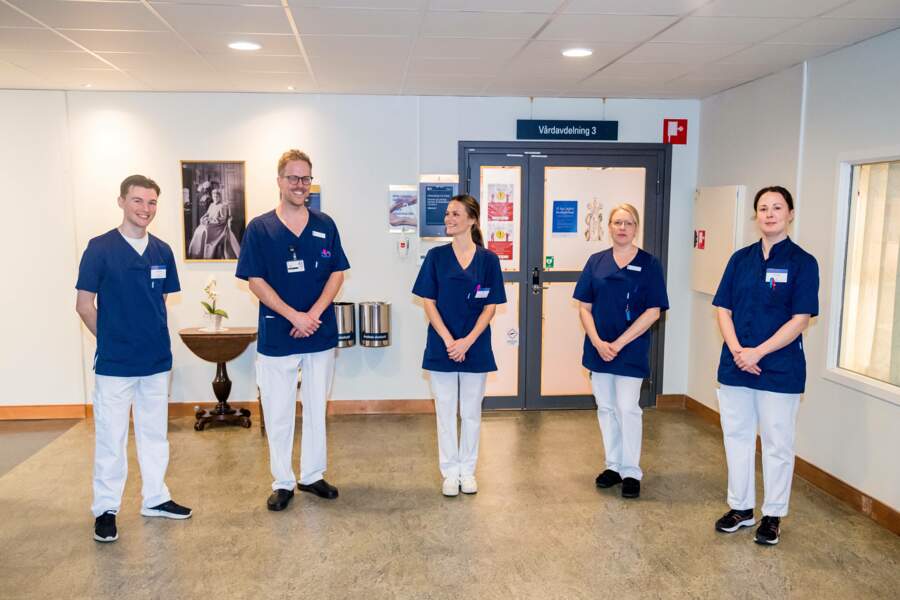 Sofia de Suède pose en blouse avec ses nouveaux collègues infirmiers le 16 avril 2020