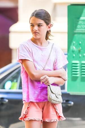 Short court et petit sac en bandoulière, Suri Cruise est une ado de 13 ans qui adore la mode.