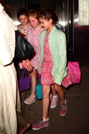 Suri Cruise est allée fêter ses 13 ans avec des amies et sa mère Katie Holmes au restaurant Delicatessen à New York.