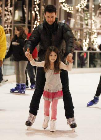 Suri Cruise fait du patinage avec son père Tom Cruise.