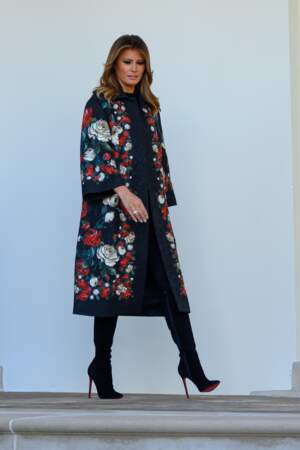 Melania Trump à Washington en novembre 2019, avec un manteau inspiration kimono, et des bottes en daim à semelle rouge, combo gagnant.
