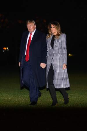 Le président des États-Unis, Donald J. Trump, et la première dame, Melania Trump, rentrent à la Maison-Blanche, en décembre 2019. Avec un long manteau à motif Prince de Galles, la première dame reste à la pointe de la mode. 