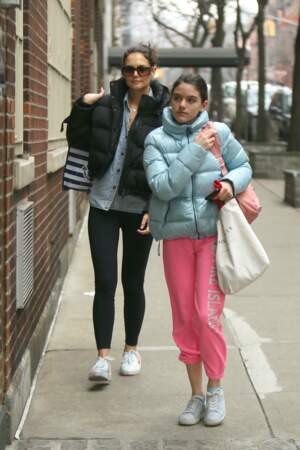 Katie Holmes et sa fille Suri Cruise s'habillent pareil, ici à New York, le 1ᵉʳ février 2020.