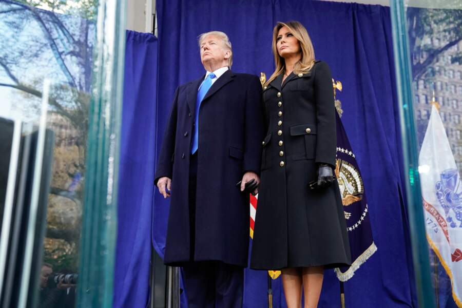 Melania Trum et son mari Donald Trump, lors d'un défilé du jour des anciens combattants à New York le 11 novembre 2019. Pour cette date spéciale, la femme du président américain avait opté pour un manteau bleu marine style officier. 