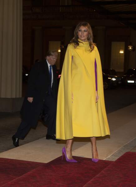Melania Trump lors de sa rencontre avec Elisabeth II à Londres. Elle arborait pour l'occasion une élégante robe cape jaune, avec des escarpins mauves. Une tenue parfaite pour l'occasion. 
