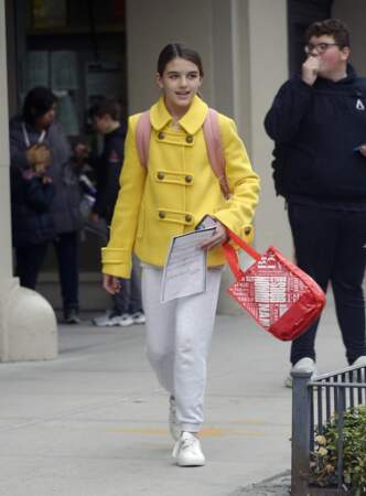 Suri Cruise dans les rues de New York, le 3 mars 2020. Stylée avec son caban jaune et ses baskets blanches.
