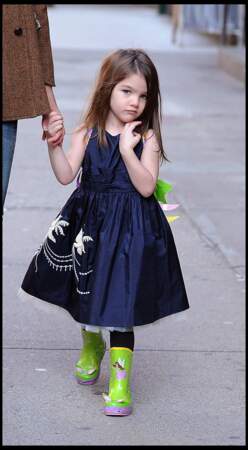Suri Cruise, petite fille chic avec sa robe bleue marine et ses bottes vertes.