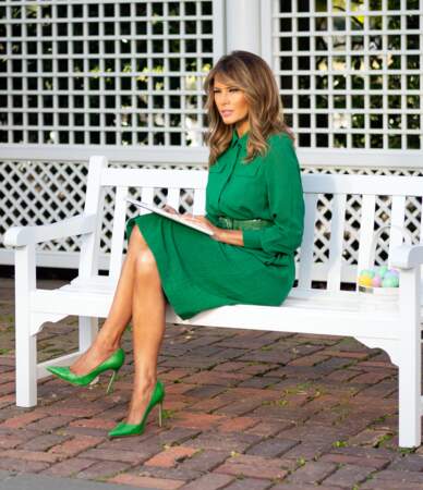 Melania Trump lit un conte pour enfants à la Maison Blanche pour une vidéo diffusée le dimanche de Pâques pendant l'épidémie de coronavirus. Pour l'occasion, la Fisrt Lady arbore un total look vert. Un choix parfait en ces temps difficiles, le vert étant la couleur de l'espoir.