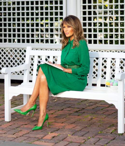 Melania Trump lit un conte pour enfants à la Maison Blanche pour une vidéo diffusée le dimanche de Pâques pendant l'épidémie de coronavirus. Pour l'occasion, la Fisrt Lady arbore un total look vert. Un choix parfait en ces temps difficiles, le vert étant la couleur de l'espoir.