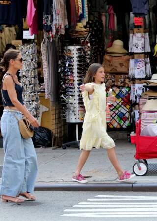 Katie Holmes et sa fille Suri Cruise sont allées faire du shopping à New York. La mère et la fille tentent d'attraper un taxi, le 20 juillet 2019.